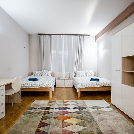 Spacious City View Apartment With Balcony بوخارست المظهر الخارجي الصورة